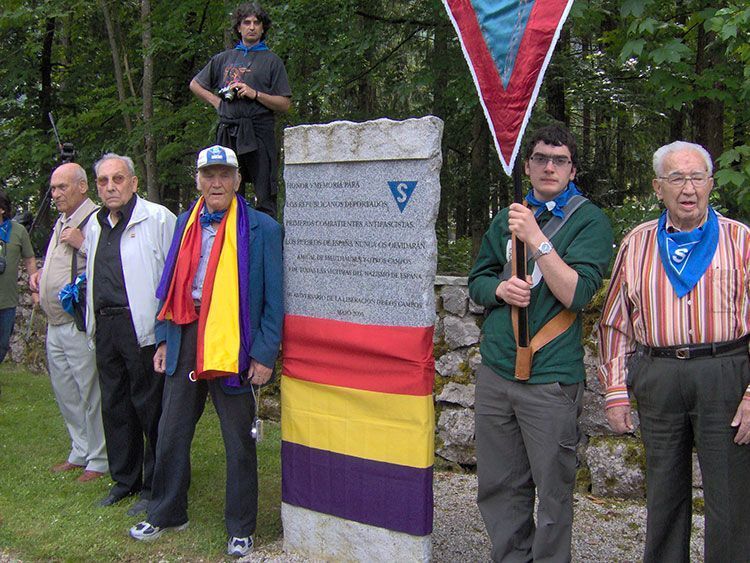 Algunos componentes de Amical Mauthausen que viajaron al campo de concentración de Ebensee en 2008